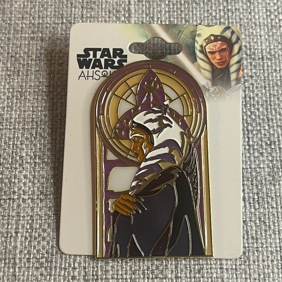 Star Wars Ahsoka Stained Glass Portrait Enamel Pin - Picture 2 of 4